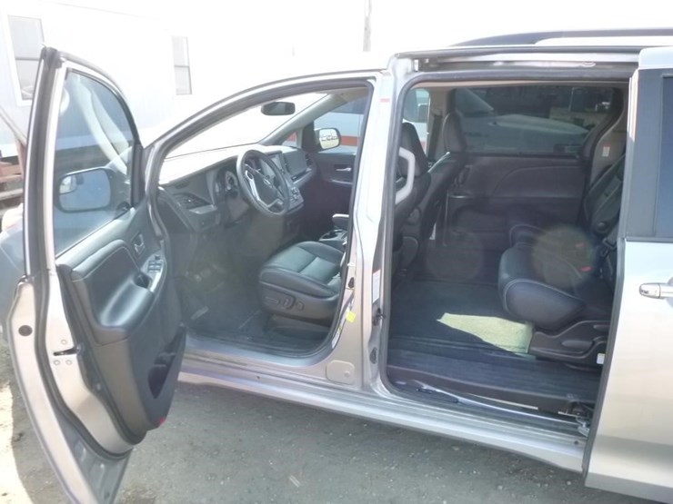 2017-toyota-sienna-image-6