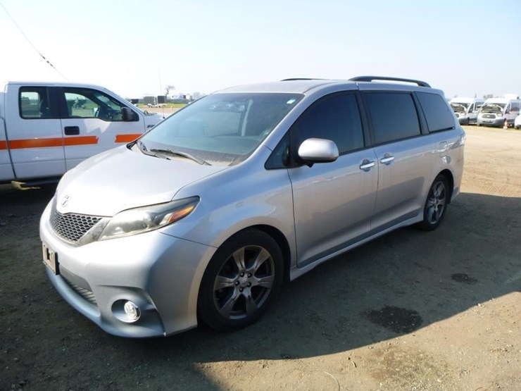 2017-toyota-sienna-image-1