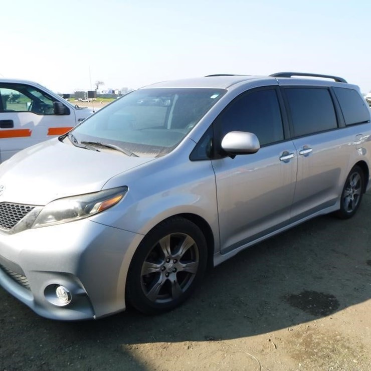 2017 TOYOTA SIENNA