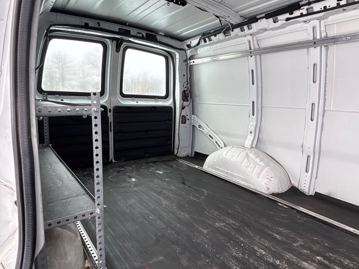 #1122-•-2015-chevrolet-express-van-image-13