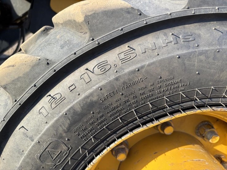 2020-deere-210l-image-25