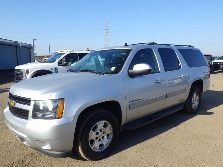 2014-chevrolet-suburban-image-1