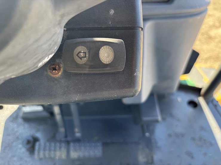 2010-deere-310j-image-36