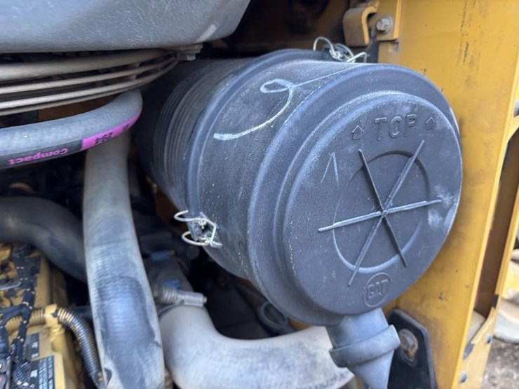 2021-caterpillar-259d3-image-38