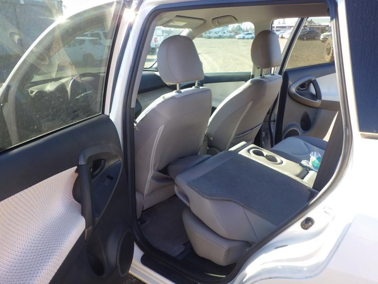 2014-toyota-rav4-image-7