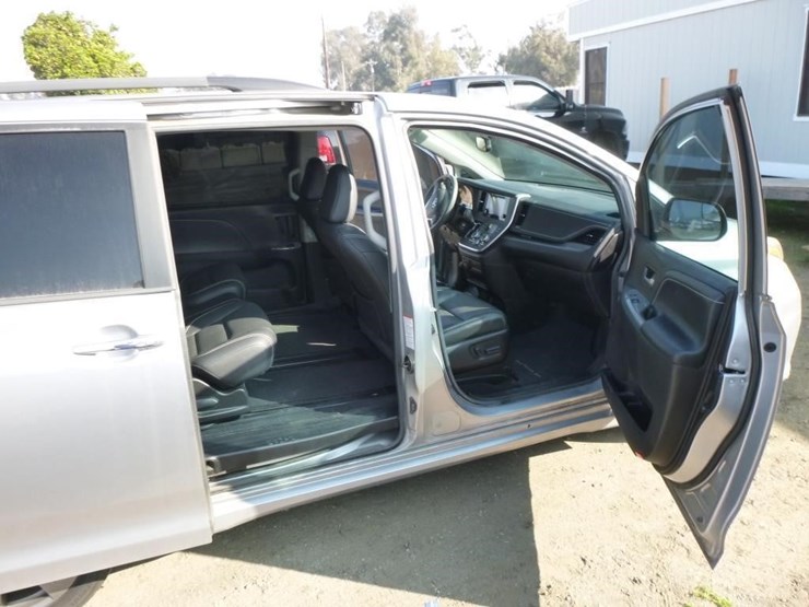 2017-toyota-sienna-image-16