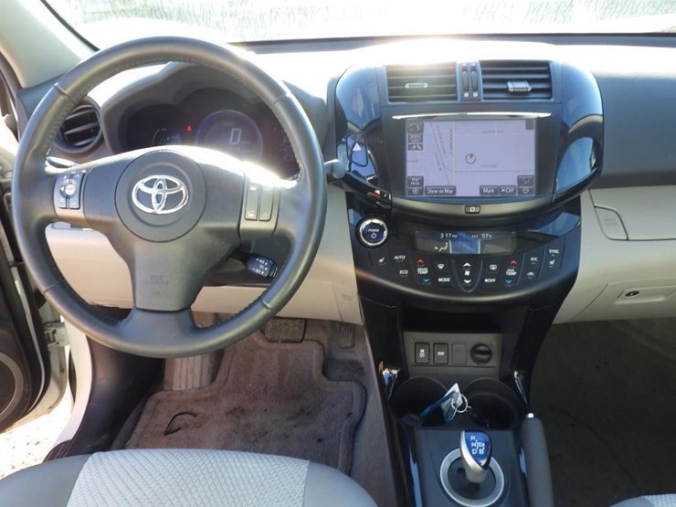 2014-toyota-rav4-image-9
