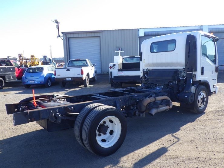 2014-isuzu-nqr-image-3