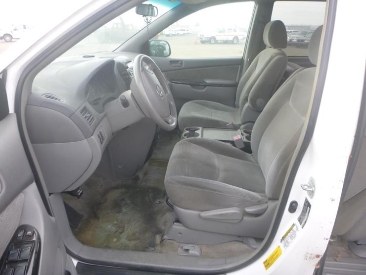 2005-toyota-sienna-image-7