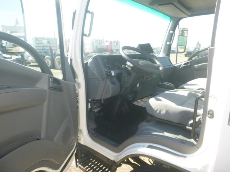 2020-isuzu-npr-image-10