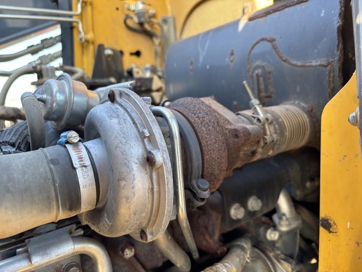 2020-deere-210l-image-60