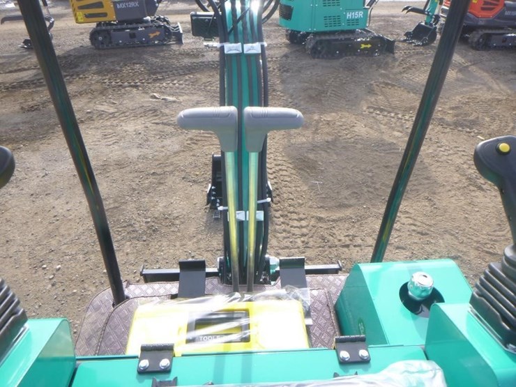 2025-agt-h15r-hydraulic-excavator-image-21