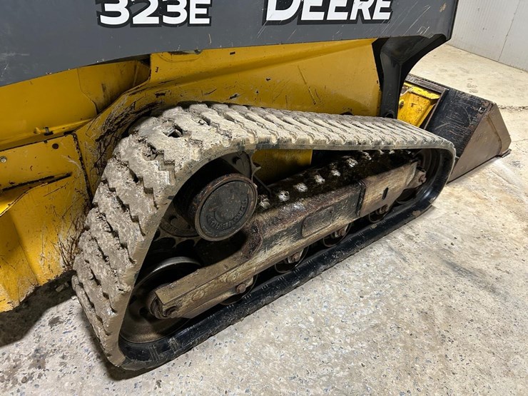 2015-deere-323e-image-15