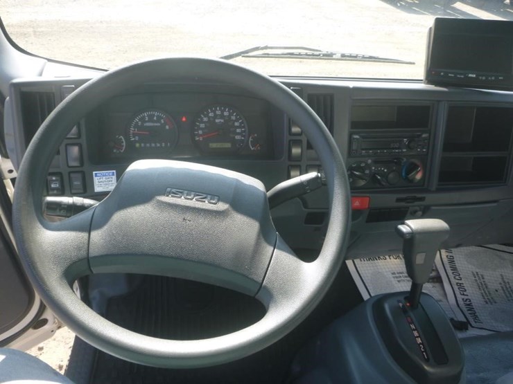 2020-isuzu-npr-image-14