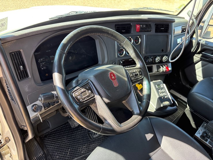 2024-kenworth-t880-image-10