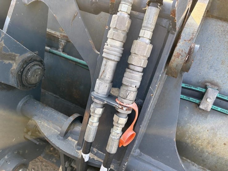 2020-deere-210l-image-13