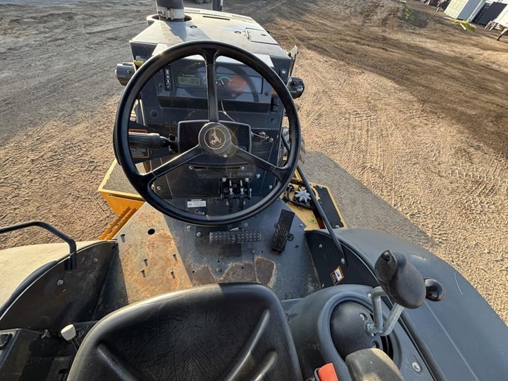 2020-deere-210l-image-31