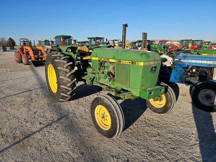 1983-john-deere-2550-image-1