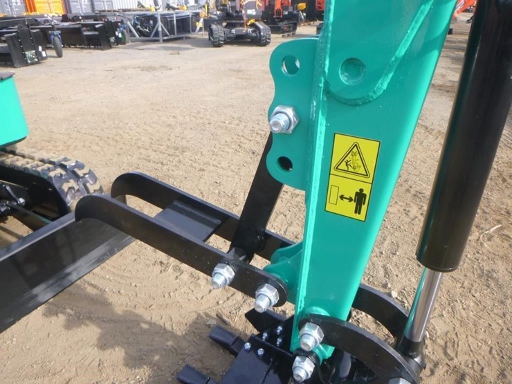 2025-agt-h15r-hydraulic-excavator-image-12