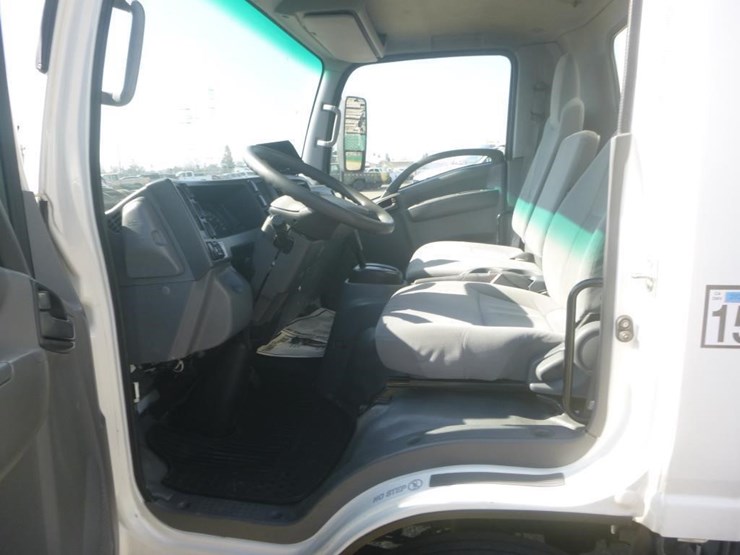 2020-isuzu-npr-image-11