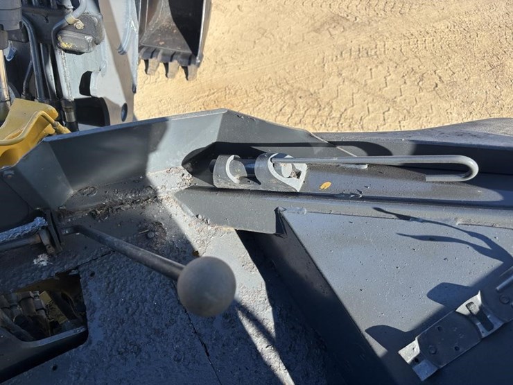 2010-deere-310j-image-41