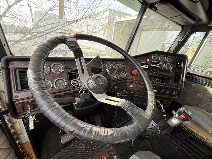 1997-freightliner-fld120-image-28