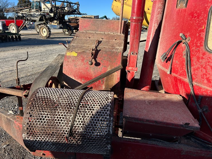 new-holland-359-image-9