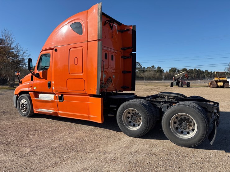 #32278-•-2013-freightliner-image-4