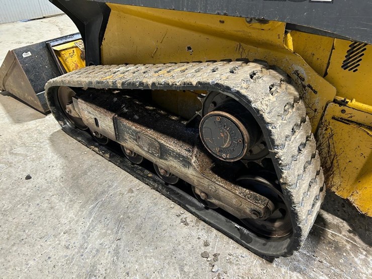 2015-deere-323e-image-11