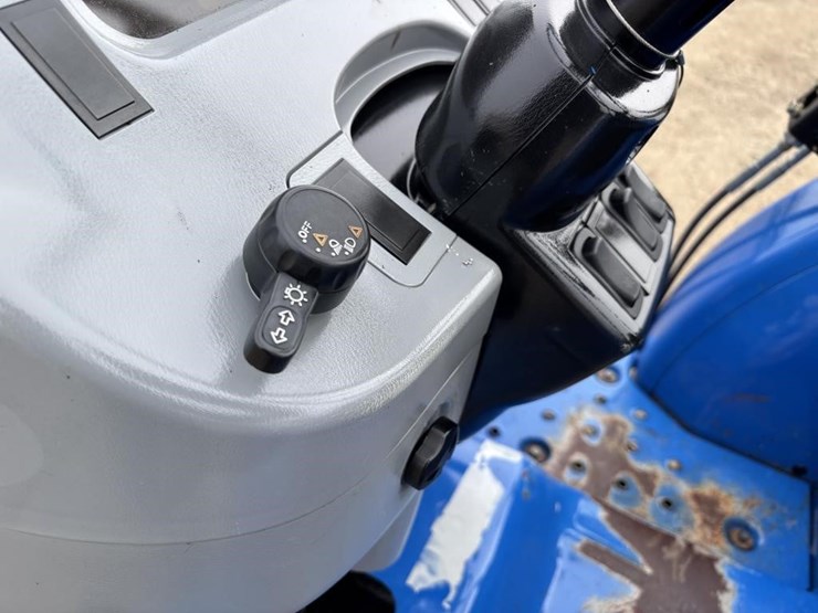 2017-new-holland-workmaster-40-image-31