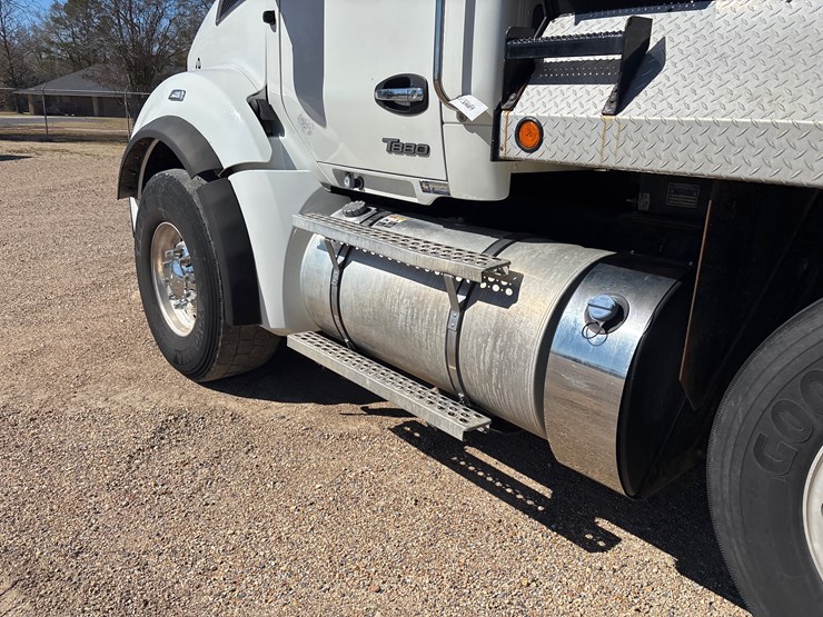2024-kenworth-t880-image-8