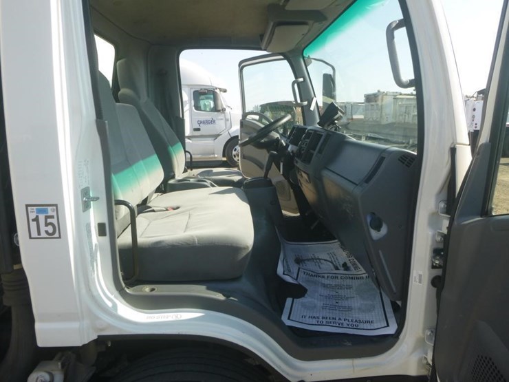 2020-isuzu-npr-image-12