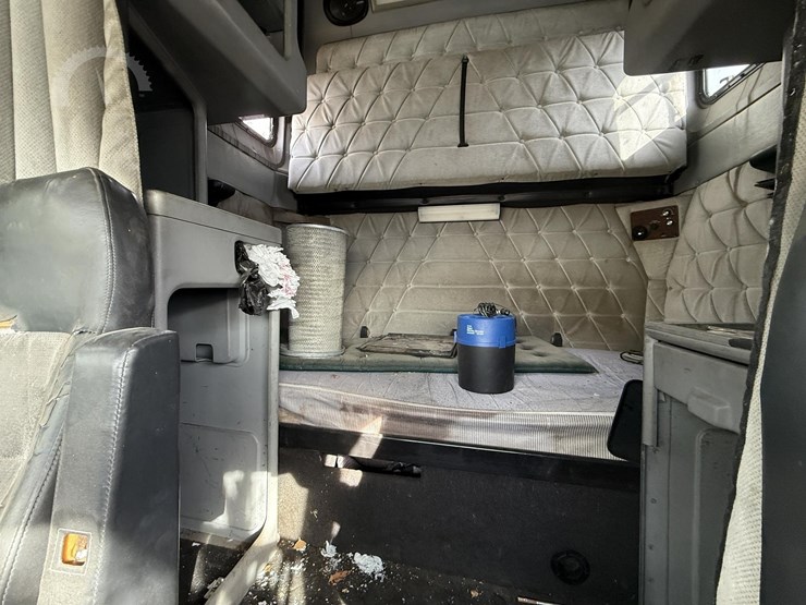 1997-freightliner-fld120-image-29