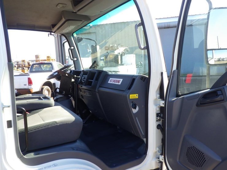 2014-isuzu-nqr-image-6