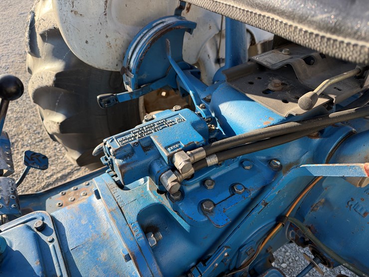 1984-ford-4610-image-9