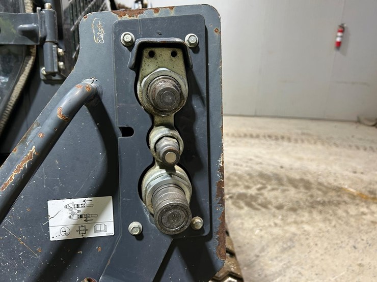 2015-deere-323e-image-10