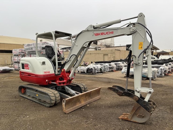 2021-takeuchi-tb240-image-2