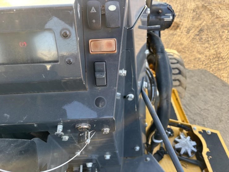 2020-deere-210l-image-35