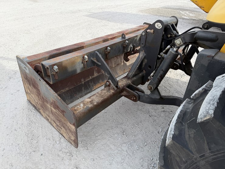 new-holland-u80-image-17