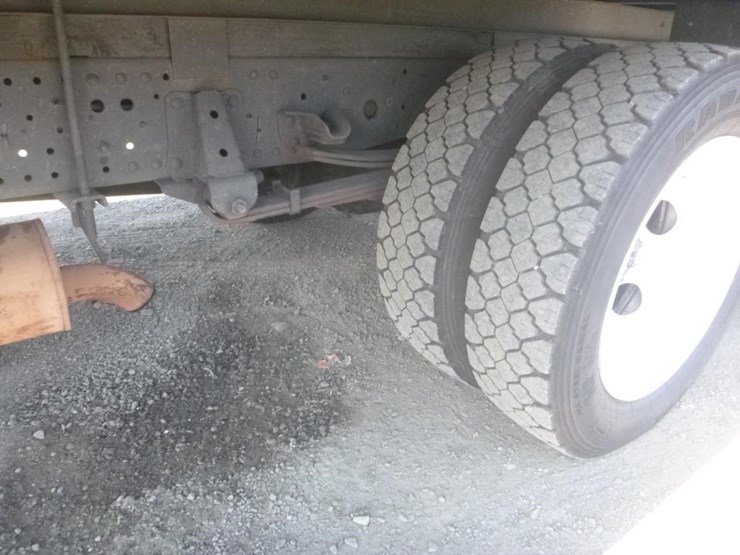 2020-isuzu-npr-image-19