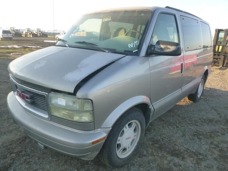 2004-gmc-safari-image-1