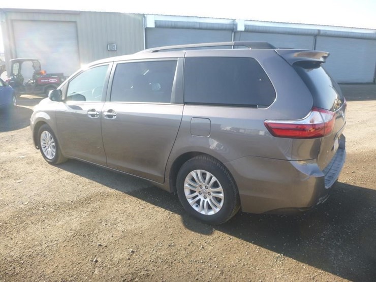 2015-toyota-sienna-image-4