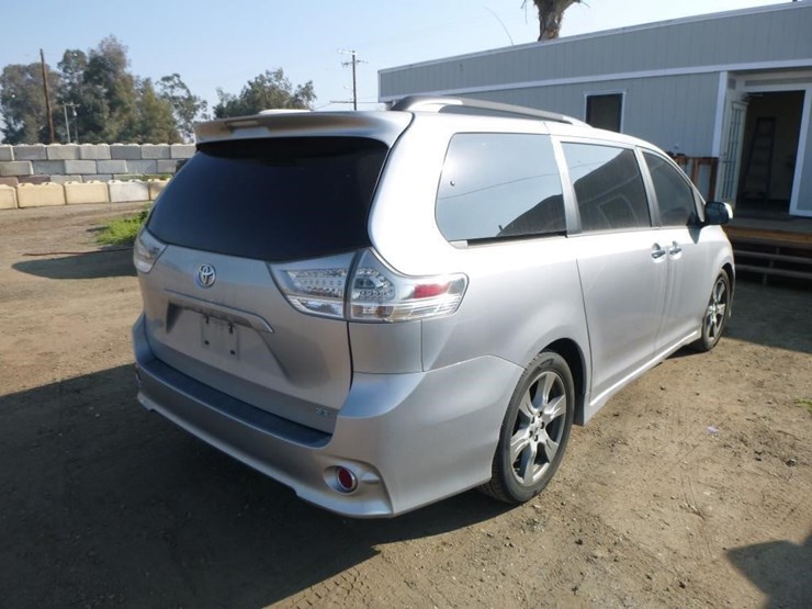 2017-toyota-sienna-image-3