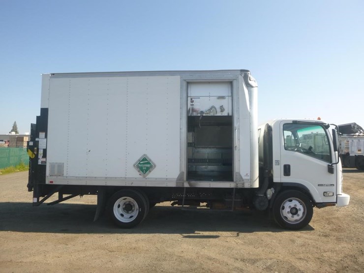 2020-isuzu-npr-image-7