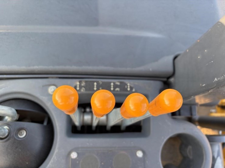 2020-deere-210l-image-39