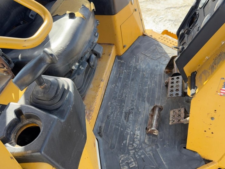 2005-caterpillar-d4g-xl-image-22