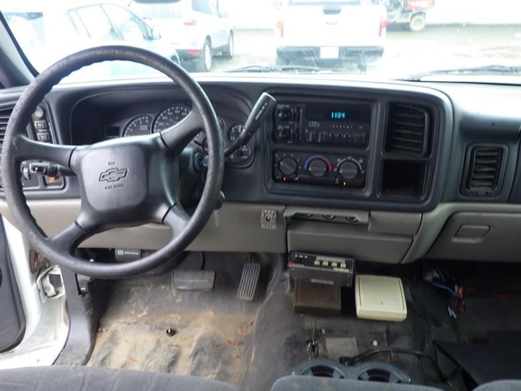 2002-chevrolet-tahoe-image-9