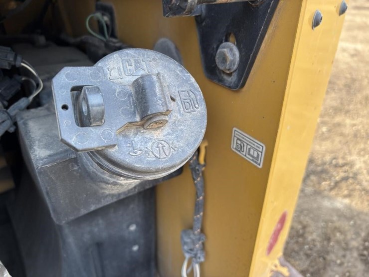 2021-caterpillar-259d3-image-36