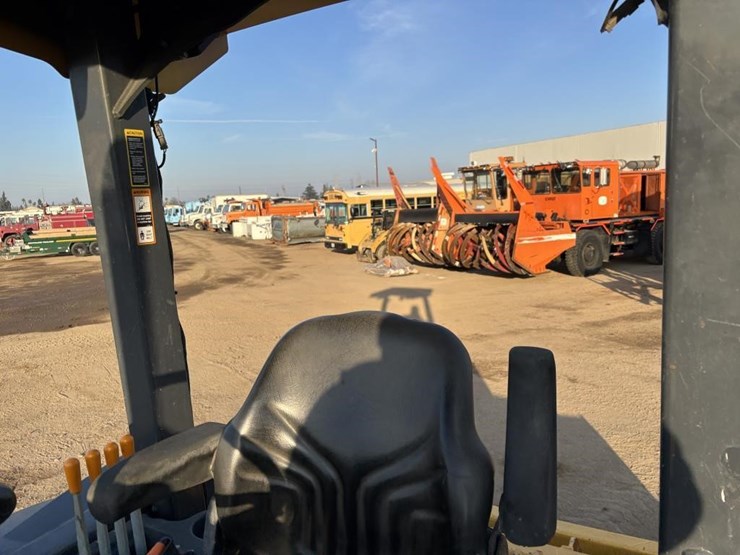 2020-deere-210l-image-43