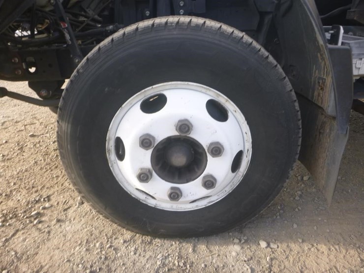 2016-isuzu-npr-image-17